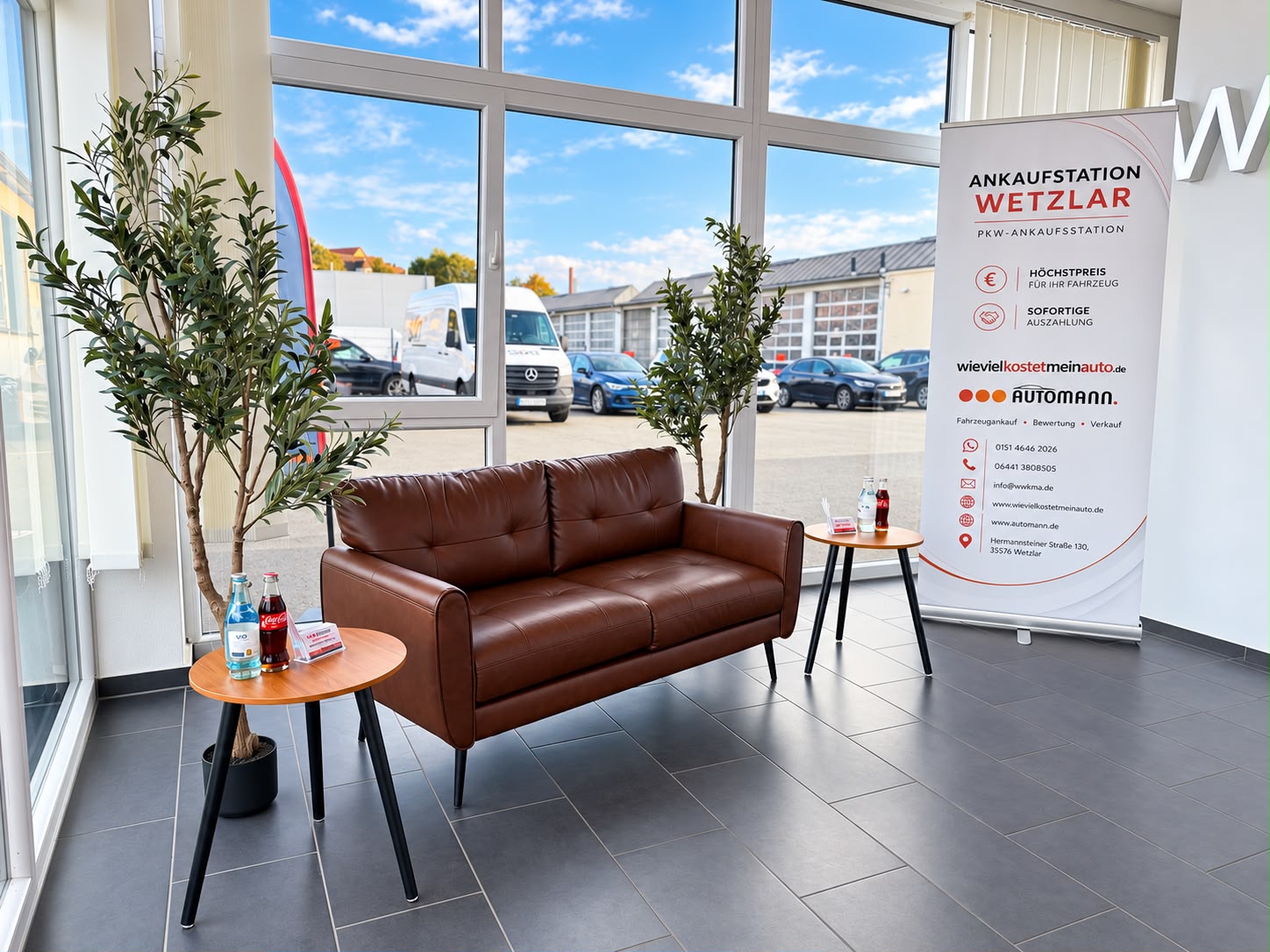 Wartebereich mit Sofa und Pflanzen